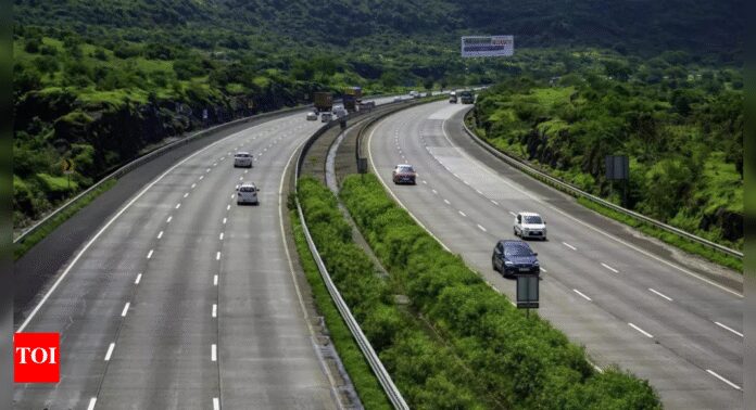 CAG-report-flags-Rs-71-cr-given-to-Mumbai-Pune-Expressway.jpg