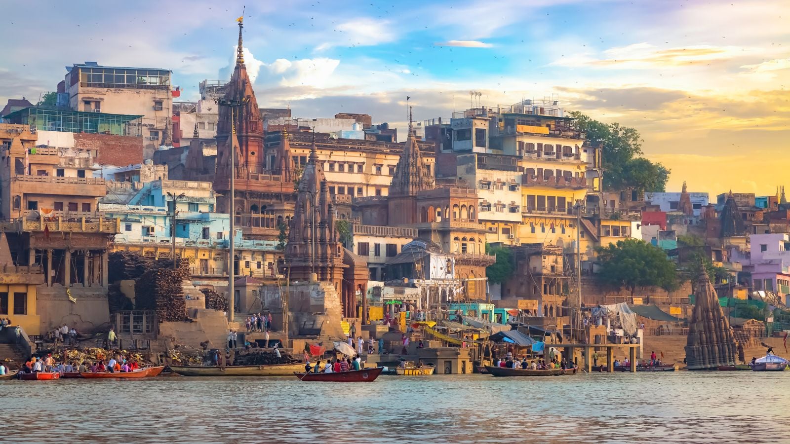 Some of the must-visit places include Kashi Vishwanath Temple, Dashashwamedh Ghat, Assi Ghat, Manikarnika Ghat, and Sarnath. Some of the must-visit places include Kashi Vishwanath Temple, Dashashwamedh Ghat, Assi Ghat, Manikarnika Ghat, and Sarnath.
